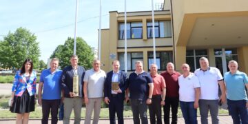 Zarasų žmonių dovana Ukrainai – trys automobiliai kariuomenei ir bendrystės simbolis