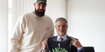 Molėtuose viešėjo krepšininkas Jonas Valančiūnas: susitiko su meru ir džiaugėsi miesto sporto infrastruktūra