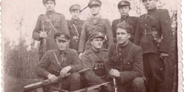 Nuotraukoje: priekyje iš dešinės tupi: 1. Steponas Satkevičius-Gintvytis, 2. Henrikas Ruškulis-Liūtas. Iš kairės stovi: Vladas Rinkūnas-Vėtra (žuvo 1951 03 16), Stasys Rinkūnas-Jazminas (žuvo 1952 04 28), Bronius Kalytis-Siaubas, Mykolas Urbonas-Liepa ir Steponas Jakučionis-Aušra.