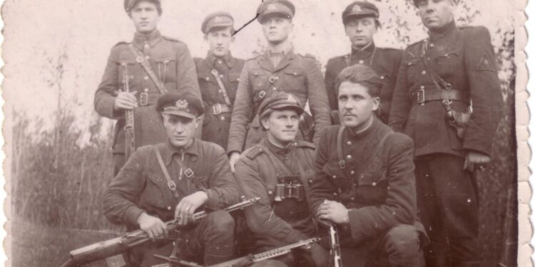 Nuotraukoje: priekyje iš dešinės tupi: 1. Steponas Satkevičius-Gintvytis, 2. Henrikas Ruškulis-Liūtas. Iš kairės stovi: Vladas Rinkūnas-Vėtra (žuvo 1951 03 16), Stasys Rinkūnas-Jazminas (žuvo 1952 04 28), Bronius Kalytis-Siaubas, Mykolas Urbonas-Liepa ir Steponas Jakučionis-Aušra.