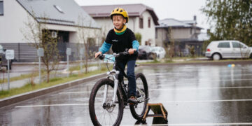 Pirmi vaiko žingsniai su dviračiu – nuo ko pradėti? Trenerės patarimai tėvams