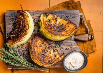 3 madingi kopūstų receptai, kuriuos visada norėjote išbandyti: „balandėliai“ be puodo, „TikTok“ salotos ir grilinti pjausniai