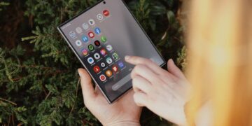 „Samsung“ pristatė naują sulenkiamų išmaniųjų kartą: prie „Galaxy Flip7“ ir „Galaxy Fold7“ jungiasi dar vienas modelis