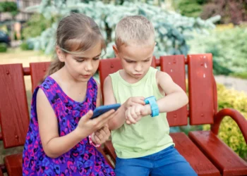 Suomija rodo pavyzdį Europai: vaikų telefonus pamokose keis laikrodžiai