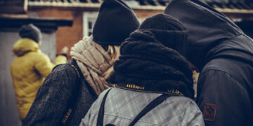 Naktinis jaunuolių siautėjimas Panevėžyje: padegtas namas ir apgadinti automobiliai