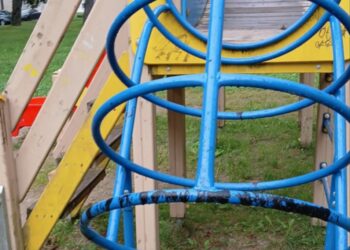 Vandalai smala subjaurojo vaikų žaidimo aikštelės įrenginius