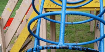 Vandalai smala subjaurojo vaikų žaidimo aikštelės įrenginius