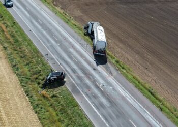 Panevėžio rajone susidūrė sunkvežimis ir lengvasis automobilis, žuvo moteris