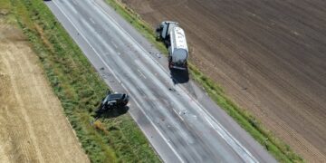 Panevėžio rajone susidūrė sunkvežimis ir lengvasis automobilis, žuvo moteris