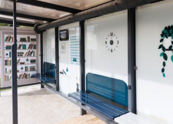 „Jonavos autobusai“ miestui padovanojo išmaniąją stotelę