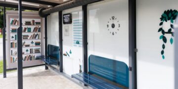 „Jonavos autobusai“ miestui padovanojo išmaniąją stotelę