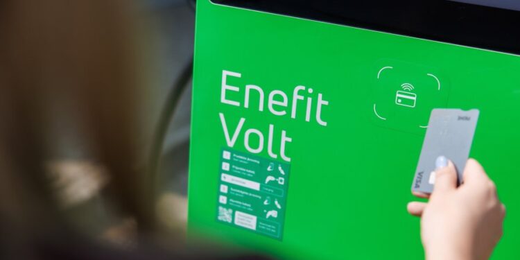 Elektromobilių vairuotojams Kaišiadoryse – galimybė „Enefit“ stotelėse atsiskaityti banko kortelėmis