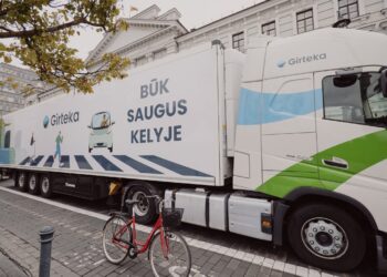 Aklosios vilkikų zonos veikia visai kitaip nei lengvuosiuose automobiliuose, kaip saugotis?