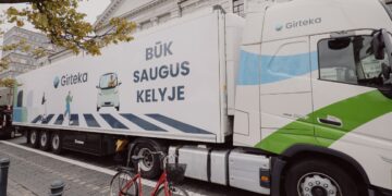 Aklosios vilkikų zonos veikia visai kitaip nei lengvuosiuose automobiliuose, kaip saugotis?