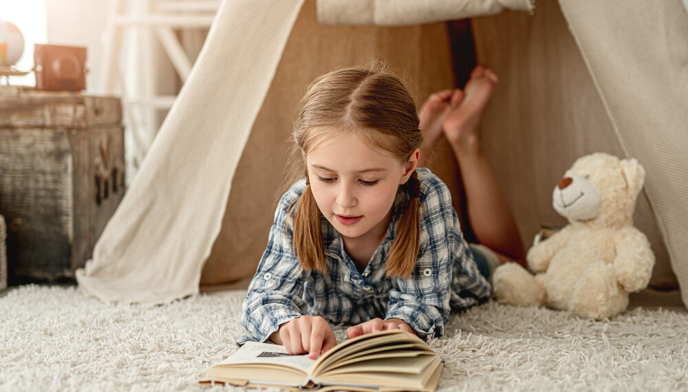Vaikai skaito knygas / Freepik nuotr.