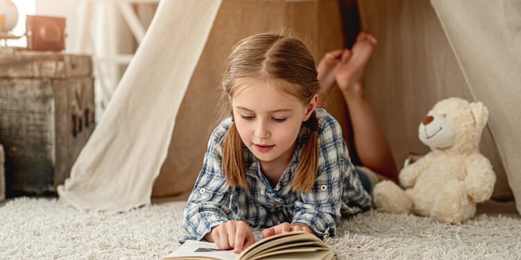 Vaikai skaito knygas / Freepik nuotr.