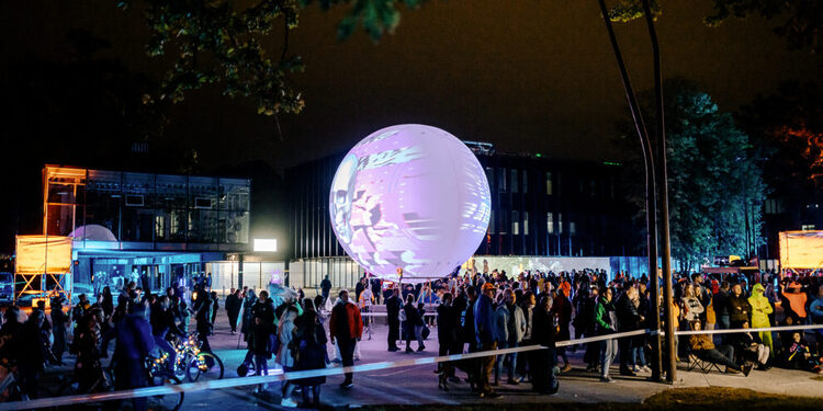 Įžanginė programa dar labiau įsibėgės ketvirtadienį, 18.30 val., su menininku Andrej Polukord, pakviesiančiu į performatyvią ekskursiją Lietuvos zoologijos sode, kurios metu Galerijos Visur (vok. Galerie Uberall) įkūrėjas bei direktorius papasakos apie „Gyvūnų Gerovės Valstybės“ ekonomikos niuansus. Tiesa, vietų į šią ekskursiją nebėra.

Galiausiai rugsėjo 13-ąją, kopimo į Parodos kalną dieną, nespėjusieji įsijausti į FLUXUS dvasią galės dalyvauti specialiose kostiumų dirbtuvėse su Luku Dovydėnu Kauno Paveikslų galerijos lauko erdvėje nuo 17 val. Jų metu bus galima susikurti savo fantastinio gyvūno kostiumą arba gyvūniškas drabužių modifikacijas: papildomą kengūros kišenę pilve ar rankoves, primenančias vorų kojas.

Įžanginė FLUXUS festivalio programa, kaip ir rugsėjo 13 d. kopimas į Parodos kalną, nemokama, tačiau į kai kurias veiklas reikalinga registracija. Daugiau informacijos ir registracija – šioje nuorodoje.

FLUXUS festivalį organizuoja Kauno menininkų namai, finansuoja – Kauno miesto savivaldybė. Informacinis partneris – LRT Opus.


Kauno menininkų namų  nuotr.