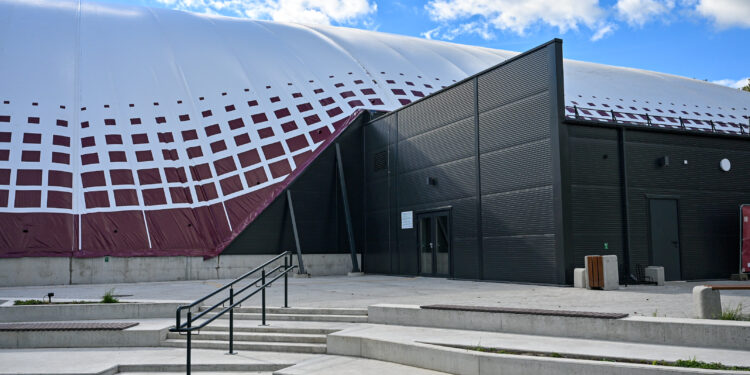 Pripučiamas futbolo maniežas Panevėžyje įgauna formas