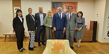 Pakruojo rajono savivaldybės ir Japonijos Ambasadoriaus Lietuvoje Shinsuke Shimizu draugystė