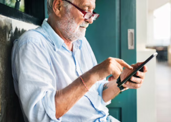 Vienatvė ryšio amžiuje: tyrimai atskleidžia, kas gali padėti vyresniems šeimos nariams