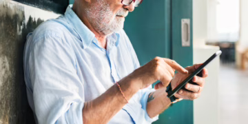 Vienatvė ryšio amžiuje: tyrimai atskleidžia, kas gali padėti vyresniems šeimos nariams