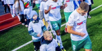 Onkologinėmis ligomis sergantiems vaikams Kauno futbolininkų dėmesys