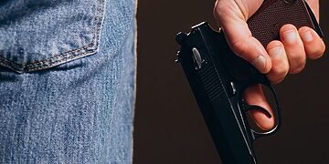 Pareigūnai atliko ikiteisminį tyrimą dėl šūviais pasibaigusio incidento Panevėžio centre esančiame futbolo stadione