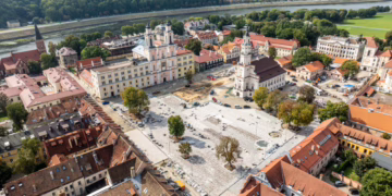 Kauno Rotušės aikštėje iki lapkričio vidurio uždaromas eismas transportui