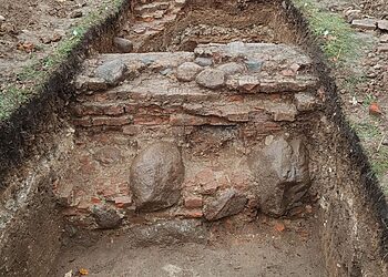 Vepriuose aptikti pilies – rūmų pamatai ir unikalūs radiniai