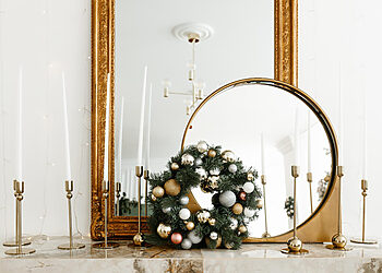 Atskleistos 2025 m. kalėdų dekoro tendencijos: madoje išlieka kaspinai, dekoruokite ir veidrodžiais