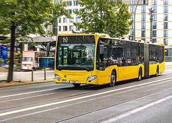 Priešais autobusą netikėtai išbėgęs vyras sukelė pavojingą situaciją kelyje