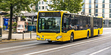 Priešais autobusą netikėtai išbėgęs vyras sukelė pavojingą situaciją kelyje