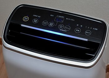 Kodėl namuose kaupiasi drėgmė ir kodėl tai pavojinga?