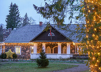 Burbiškio dvaro erdvėse eksponuojama paroda „Senoviniai Kalėdų eglutės žaisliukai“