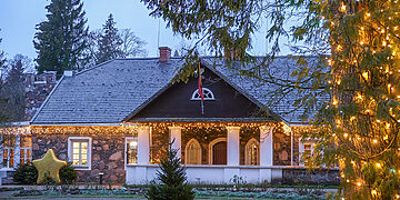 Burbiškio dvaro erdvėse eksponuojama paroda „Senoviniai Kalėdų eglutės žaisliukai“