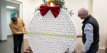 Kauno lopšelyje-darželyje „Lakštutė“ sukurtas eglės žaisliukas pretenduoja tapti didžiausiu šalyje