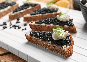 Lengvi receptai Naujiesiems: išbandykite užkandžius su ikrais ir krabų lazdelėmis