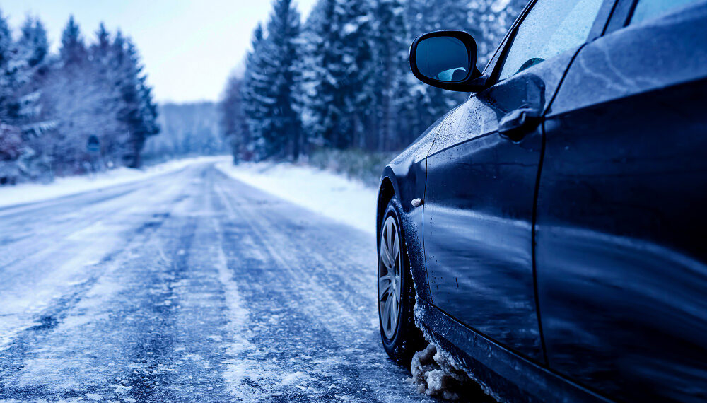 Automobilis žiemą / Freepik nuotr.