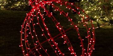 Biržų miesto Nepriklausomybės aikštėje sužibo pagrindinė miesto Kalėdų eglutė