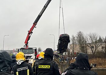 Panevėžyje BMW įlėkė į užtvanką – nuskendo trys žmonės