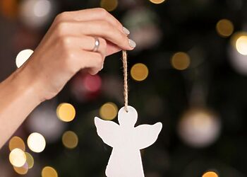 Neįprastai, atšvaitais skirtais nusikabinti dovanoms, papuoštos žaliaskarės