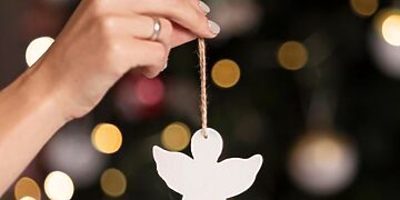 Neįprastai, atšvaitais skirtais nusikabinti dovanoms, papuoštos žaliaskarės