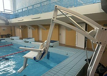 Visagino baseinuose įrengti specialūs keltuvai žmonėms su negalia