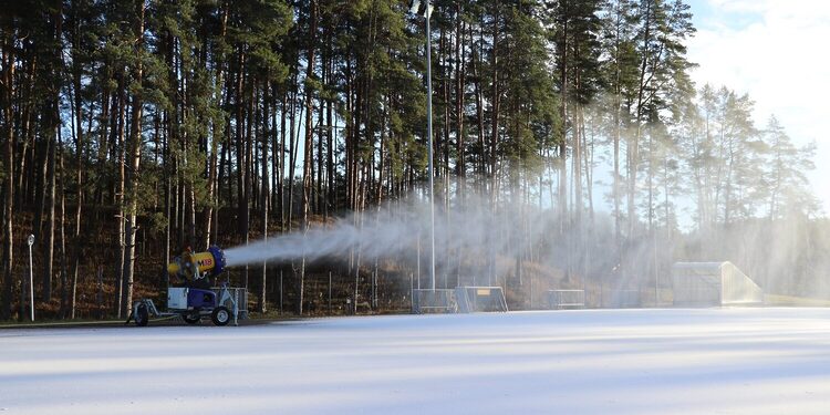 Dirba sniego gamybos patrangos. Ignalinos raj.sav.nuotr.