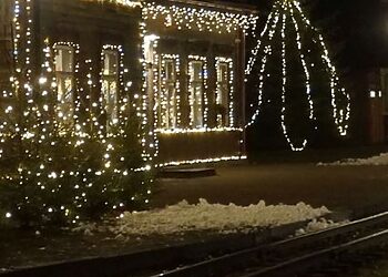 VšĮ „Aukštaitijos siaurasis geležinkelis“ kviečia visus į reguliarius Kalėdinius reisus Siauruku aplankyti Kalėdų senelį