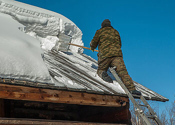 Didėja sniego, ledo ir varveklių susidarymo rizika ant pastatų