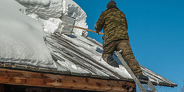 Didėja sniego, ledo ir varveklių susidarymo rizika ant pastatų