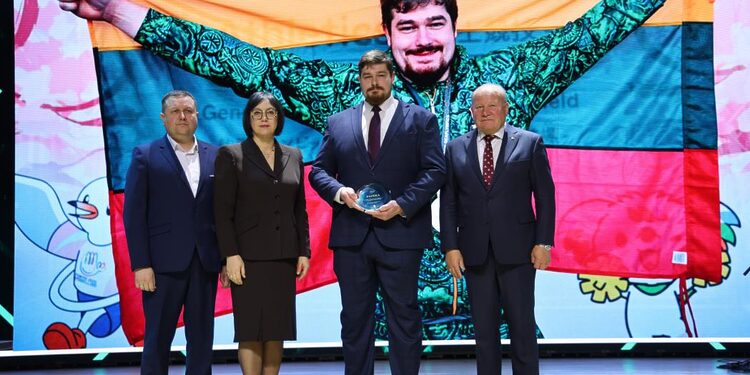 ŠMSM ministrė Raminta Popovienė ir Kauno raj. meras /Kauno raj.Valerijus Makūnas su nugalėtojais/Kauno raj.sav.nuotr.