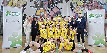 Garliavos Adomo Mitkaus pagrindinės mokyklos komanda  – rankinio varžybų nugalėtoja