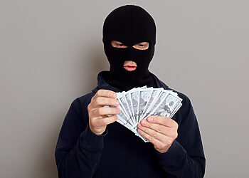 Pareigūnai aiškinasi, kas apgaulės būdu išviliojo pinigus